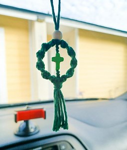 Croix de voiture en macramé | Charm rétroviseur chrétien | Diffuseur de perles de bois pour voiture | Décoration de voiture Faith | Cadeau religieux - Etsy France