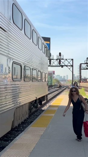 Metra F59PHI 90 And Metra F40PH-3 133 Duo Lead Outbound Metra Train #313 At Clybourn On 5/29/26