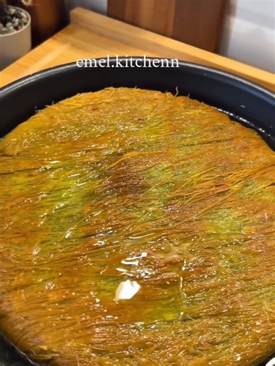 🌺KAYMAKLI KADAYIF🌺 🌺🌺🌺🌺🌺🌺🌺🌺🌺🌺🌺 @emel.kitchenn:🎥 Malzemeler; Kullandığım tava: 26 cm kalın teflon 🌺300 gram tel kadayıf 🌺150 gram kaymak 🌺100 gram Antep fıstığı 🌺3 yemek kaşığı dolusu sade yağ Şerbeti için; 🌺3 su bardağı şeker 🌺2 su bardağı su Şeker ve suyu tencereye alın, kaynayana kadar karıştırın. Kaynamaya başladıktan sonra ocağın altını kısın, 10–12 dakika kaynatıp soğumaya bırakın. Hazırlanışı; Tavanın tabanını sade yağ ile kalın bir katman halinde yağlayın. Kadayıfı diz