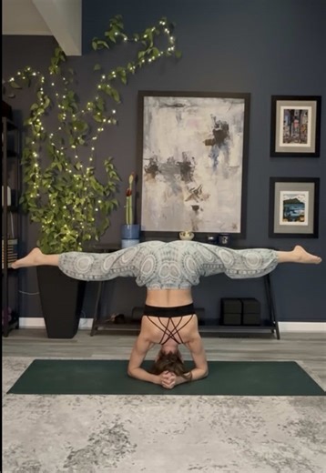 Steal this twisty, bendy, bind-y, foldy, upside downy flow! Save and try later 🤩 #yoga #over40 #dailypractice #inversion