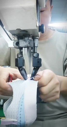 Shoe making process.Upper pattern sewing machine.#Loafer shoes#zapato maquina#shoes machine#macchina scraps#liangjiang machine.