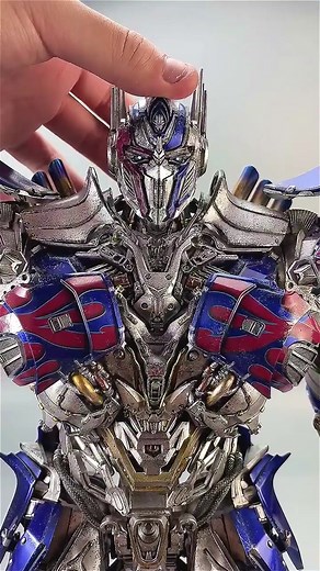 This kind of handsome still has to rely on Optimus Prime to maintain!#model #collection #transformers #optimusprime #toy #cool #diorama #metalmodel