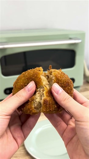 しなしなコロッケがサクサクに復活🪄💫まるでできたてみたいな仕上がりに😋 #アラジン #オーブンレンジ #レンジ #家電 #キッチン #キッチン家電