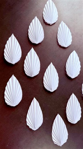 232K views · 2.6K reactions | DIY paper leaf ☘️華 easy #craft #diy #easy #papercraft #reels #reelsfb #leaf #fblifestyle | Ayesha's Creation | Facebook