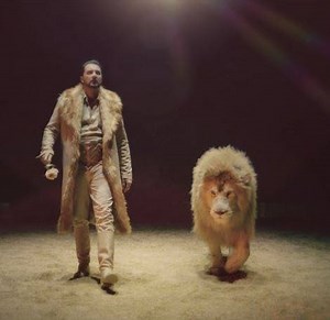 😍 Willst du dich komplett in einer Traumwelt verzaubern lassen und den Alltag vergessen? 🌙⭐☀ Wir bieten ein brandneues Programm an, dass die Cirkuskunst revolutioniert! 🎪 MANDANA - Circuskunst neu geträumt Erlebe eine Choreographie aus Artisten, Tieren, bezaubernder Licht-Show und einer unglaublichen Geschichte. 🦁 Bereite dich auf spektakuläre Kunststücke von Akrobaten und Tieren vor, sowie tiefe Gefühle und eine unvergleichbare Stimmung. 🐴 Vom 30.07. bis zum 01.08. in Heide ➡ Hole dir jetz