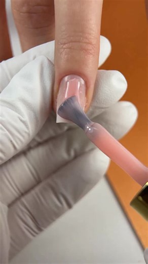 NAIL TRAINER TIMIȘOARA | Georgiana Stoichescu on Instagram: "Am început cu vârful construit din Acrygel Champagne 57 – da, știți deja că e preferatul meu 🤍 Apoi mi-am făcut apexul cu Lichid 08, acel rozaliu superb care dă un efect atât de curat și feminin. În mijloc am pus un strat subțire de bază rubber și am aplicat foița argintie pentru puțin “bling” fin. Am sigilat totul cu Crystal Gel 02 pentru efectul acela glass, iar la final am ales top mat… pentru contrastul care face tot designul să a