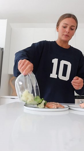 Annika Orozco on Instagram: "KEEP IT SIMPLE! 🥦🍣🥗 How I cook my salmon: 1 filet (I love mine from Trader Joe’s) Salt and pepper to taste (lemon pepper is also delish) 2 tsp olive oil Cook for 15min at 400 degrees! ENJOY! . . . . . . #healthylifestyle #healthyfood #healthymeal #healthylunch #healthyrecipe #healthy #fitness #wellness #fitnessmotivation #weightlossmeal"