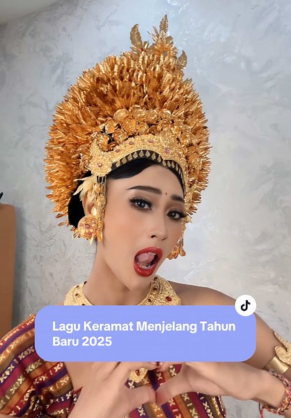 Payas Agung Payas agung dengan perpaduan warna classic cocok banget buat calon bride to be yang mau riasannya tidak ketinggalan zaman atau timeless beauty. Nikah sekarang, bbrpa puluh tahun lagi pasti ttep cantikk dan enak untuk dipandang yahhh 💕 Tapi jangan khawatir buat kalian yg masih bingung nihh wedding day nya cocok atau engga dengan refrence look kalian bisa banget konsultasi ke kita dulu yahhhh. See you dear 💕 Payas Agung by Team Info PL WA 081998132171 #mua #muabali #muajkt #muasby #m