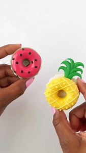 �� Donuts… but make them tropical! �� Our Donut Cake Pop Mold isn’t just for donuts— it’s for endless creativity. Watch how we turned classic donuts into adorable pineapple � and watermelon � designs. Perfect for summer parties, BBQs, or just because �� � We ship fast! � $6.50 flat rate shipping (usually ships same or next day M–F) � FREE shipping on orders $100 � Mold used: Donut Cake Pop Mold � Displayed on: Cake Pop Boards � Video by: @bakesbree � Shop now at www.MyLittleCakepop.com or � Comm