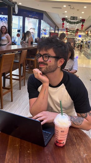 Comprei um macbook 🤑 so pra fingir que to trabalhando 🧑🏻‍💻 na Starbucks ☕️😉 E você? Compraria também? Obrigado Nathalia Valente por tanto