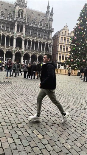 “Grand-Place de Bruselas: la plaza que parece un escenario real 👀🇧🇪”