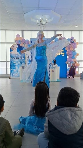 ❄️ Show Frozen con Elsa en escena: Mira la puerta mágica de “Libre Soy” en acción 🪄🎭