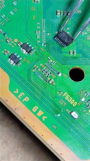 Removing the Voltage Regulator (502X) on the PS3 motherboard #voltage #regulator #smd #ic