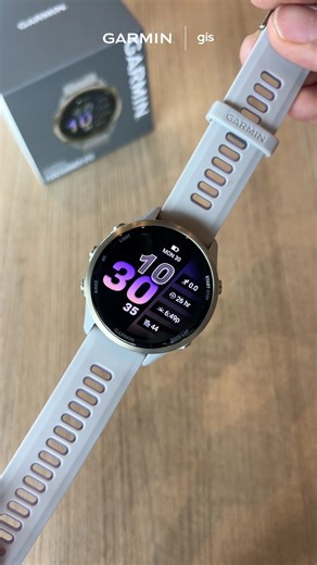 Unbox Forerunner 970 สมาร์ทวอทช์สำหรับสุดยอดนักวิ่ง สี French Gray/Indigo ⌚✨ . 🔆 หน้าจอ AMOLED สว่างกว่าเดิม กรอบไทเทเนียมและเลนส์ Sapphire ทนแรงกระแทกและรอยขีดข่วน 🎤 ลำโพงและไมโครโฟนในตัว รับสายโทรเข้า-ออก สื่อสารได้แม้กำลังซ้อม 📊 Running Tolerance วิเคราะห์ความทนทานในการวิ่งแบบเจาะลึก (เมื่อใช้ร่วมกับเครื่องวัดอัตราการเต้นของหัวใจ HRM 600 มีจำหน่ายแยกต่างหาก) 🌡️ ตรวจวัดอุณหภูมิผิว (Skin Temperature) เพื่อติดตามสุขภาพแบบเรียลไทม์ 🔦 ไฟฉาย LED ในตัว ● แผนที่สี ระบบนำทางใหม่แม่นยำยิ่งขึ้น . ฝ