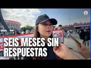 Party at the Azteca… and outside, a mother's unanswered plea