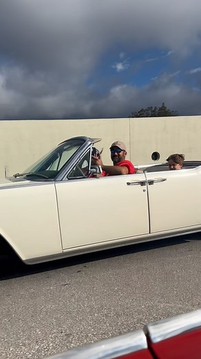 Cruisin’ thru the week like… ‘64 Lincoln Continental convertible driven by Tony “Boss” Bolin #TampaKennedyCruise 🎥: my homie Kirk ✨ ✨ ✨ #SixFo 💃 #Lincoln ✨ #RagTop 🔝 #VertAlert ☑️ #LincolnLife 😱 #Continental ✨ #SuicideDoors 🔁 #LincolnAddict 🕺🏽 #VertsOnDArise 🚀 #Convertible 🔝⤵️ #LincolnContinental ⭐️ #LincolnConvertible 🚫🔝 | Lincoln Addict