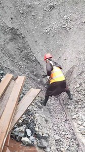 9.2K views · 130 reactions | Video of self-unloading ship unloading phosphate ore #Phosphate ore #self-unloading ship #Canal | 丁掌柜 | Facebook