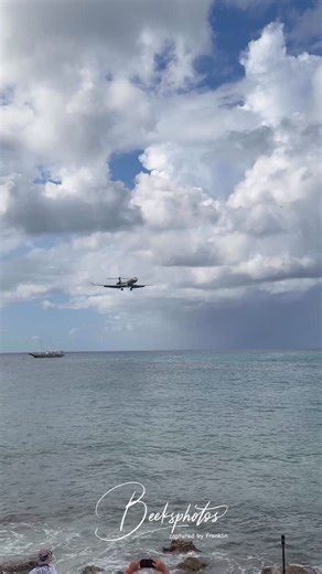 Beeksphotos on Instagram: "The first G700 to arrive on St. Maarten for the 2025/2026 busy season. The $75 million jet is a 10 ft (3.0 m) stretch of the G650. The aircraft completed its first flight on February 14, 2020. The G700 should share its fly-by-wire cockpit with the G500/G600: active control sidesticks and Honeywell Primus Epic flight deck with synthetic and enhanced vision systems for a common type rating. The jet is 110 ft (33.5 m) long, about 9.8 ft (3 m) longer than the G650ER and ab