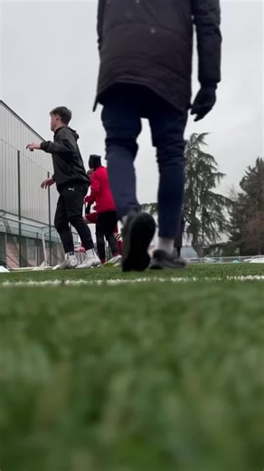 ASPTT Dijon Football on Instagram: "𝗖𝗵𝗮𝗹𝗹𝗲𝗻𝗴𝗲 𝗝𝗲𝗮𝗻 𝗟𝗲𝗿𝗼𝘆 – 𝗝𝗼𝘂𝗿𝗻𝗲́𝗲 𝟰 Match nul face à Épinal au terme d’une rencontre engagée et disputée. Ce résultat marque la fin de notre parcours dans le Challenge Jean Leroy, avec une élimination à l’issue de la phase de poules. Un grand bravo aux joueurs et au staff pour l’investissement tout au long de la compétition. Place désormais au championnat pour continuer à avancer. 🔴⚪️"