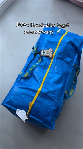 Janek Szczerbiak on Instagram: "Najprostszy trik na plecak jako bagaż rejestrowany kiedy wystające paski to problem na lotnisku ✈️ … ale istnieje torba na zamek z ikei 🔵 #ikeabackpack #backpackhack #travelhack #ikea #torbaikea plecak do samolotu, plecak bagaż rejestrowany, trik lotniskowy, torba IKEA podróż, zabezpieczenie plecaka, travel hack, backpack hack, IKEA travel hack, flying with backpack, checked backpack, airport hack, packing hack, travel tips TikTok, viral travel hack"