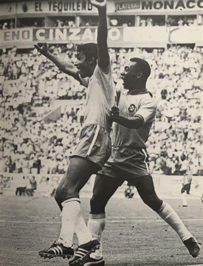 Clodoaldo e Pelé comemoram após Clodoaldo marcar o gol de empate contra o Uruguai em 1970 #futebol
