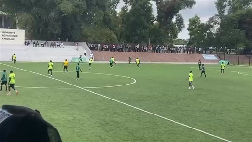 C’est quand même désolant… Pendant que AS Vita Club jouait, plusieurs étudiants de l'upn nous ont demandé si c’était vraiment le même Vita qu’ils connaissaient depuis toujours 😓 La réponse était claire : vita ezo zonga bientôt au sommet du football congolais kala te 👌💚 #ICV | ICI C'EST VEA