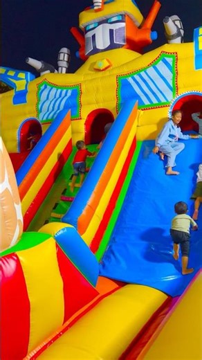💥🎈Bouncing, Sliding, Running at Inflatable Castle! So Fun