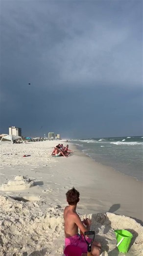 Nothing beats a surprise military airshow while building sandcastles.🤩