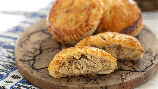 These mini kotopitakia are one of those recipes I always keep on hand. Flaky puff pastry filled with savory Greek chicken, baked until golden and irresistible. They’re perfect for hosting because you can make them ahead, freeze them, and bake or reheat whenever guests pop by or when you want something comforting to serve alongside dinner. If you’re looking for an easy Greek appetizer that feels special but isn’t fussy, this is it. They disappear fast every single time. Comment recipe and I’ll se