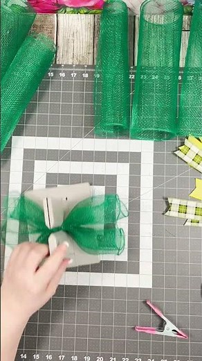 Deco Mesh Welcome Wreath For Spring DIY #welcomewreath #springwreath