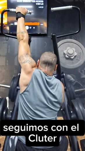 🧩 ¿Qué es una serie cluster? Una serie cluster es una forma de estructurar una serie en el entrenamiento donde divides una serie grande en mini-series (sub-series) separadas por pequeños descansos intra-serie (dentro de la misma serie). ⚙️ Ejemplo práctico Supón que quieres hacer 1 serie de 6 repeticiones con 100 kg en sentadilla. Con el método tradicional harías: > 1 serie × 6 reps → descanso 2-3 min → siguiente serie. Con el método cluster, podrías hacerlo así: > 1 serie cluster = (2 reps → d