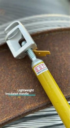 Grounding pole grounding end clip