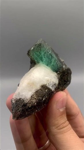 Natural Emerald from Pakistan 💚💎 #emerald #chitral #crystals #minerals #fineminerals