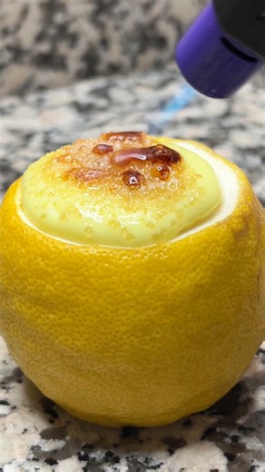 ✨ Una crema de limón que lo cambia todo… 🍋 Una textura sedosa, un aroma cítrico que enamora y un sabor que ilumina cualquier postre. Esta crema de limón es tan versátil como deliciosa: disfrútala caramelizada al estilo crème brûlée, con esa capa dorada y crujiente… o úsala como relleno para lionesas, profiteroles, tartas y cualquier creación dulce que pida un toque fresco y cítrico. También es perfecta para decorar y dar vida a tus postres. 👉 La receta completa estará disponible en mi página d