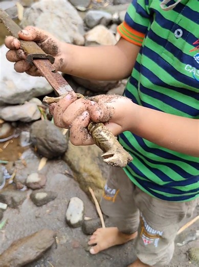 VIRAL !!! ANAK INDIGO TEMUKAN PUSAKA GARUDA SAKTI DI BEKAS PERKAMPUNGAN KUNO MAJAPAHIT ?! . Kali ini yang lagi viral di Pacet adalah anak indigo temukan sebuah benda yang diduga merupakan pusaka garuda sakti. . Pusaka garuda sakti ini ditemukan di pinggir sungai Kromong di lereng gunung Welirang di dalam kawasan wisata sungai Kromong di desa Pacet, kecamatan Pacet, kabupaten Mojokerto. . Pusaka garuda sakti ini belum bisa dipastikan keasliannya apakah benar-benar fosil purba atau hanya sebuah be