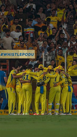 Cric Vibe on Instagram: "Meme History & Origin:- On October 4, 2018, a behind-the-scenes momentfrom a commercial shoot at Juhu Beach in Mumbai went viralfor all the wrong reasons. The legendary Bollywood actorAmitabh Bachchan, known for his composure and professionalism, was caught in a tense moment when a makeup artist accidentally sprayedhairspray into his eyes. The iconic moment showed the veteran actor expressing his displeasure, but what reallycaught the attention of the internet was the hi