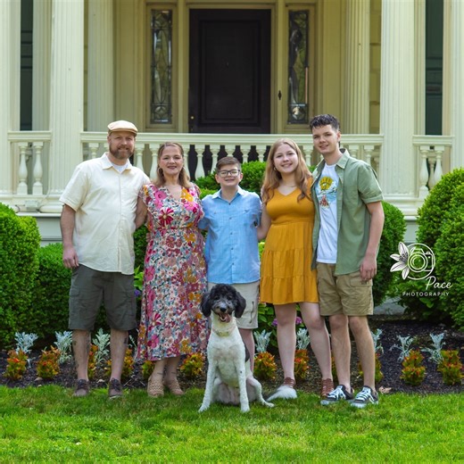 Stephanie Pace | 🌸 SPRING MINI SESSIONS ARE OPEN 🌸 If you’ve been waiting for the perfect time to update your family photos — this is it ✨ Short + sweet... | Instagram