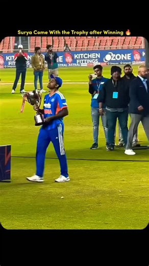 ‼️Arpit thakur ‼️ on Instagram: ". . THIS IS COMPLETELY A FAN MADE EDIT ALL RIGHTS GO TO THEIR RESPECTIVE OWNERS. CLIPS CREDITS TO THEIR RESPECTIVE OWNERS. . . 日本新干线：为什么它在时速超过 300 公里时还能保持安静？秘密就在一只小小的翠鸟身上！当高速列车进入隧道时，它会在前方猛烈地压缩空气，并在出口处产生巨大的爆破声，这就是令人困扰的“隧道音爆”。为了消除噪音污染并提高效率，日本工程师将目光投向了自然界。他们研究了翠鸟——这种鸟能以极快的速度从空中俯冲入水中捕鱼，水花却微乎其微。他们将新干线 500 系的车头设计成与翠鸟的喙类似的流线型长鼻。这种突破性的仿生学设计不仅使列车能更平稳地穿越隧道，大大减少了音爆和空气阻力，同时也降低了高达 15% 的电力消耗。它将自然界的美学、物理学和先进工程完美结合，是高速铁路历史上最引人注目的创新壮举之一。#日本 #知识 #事实 #你知道吗 #推荐 科技 创新 技术 工程 设计 新干线 仿生