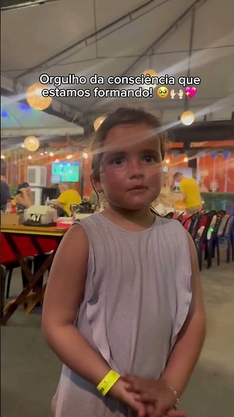 Reação de menina ao ouvir que brinquedo "é caro" viraliza pela maturidade! 😮😍