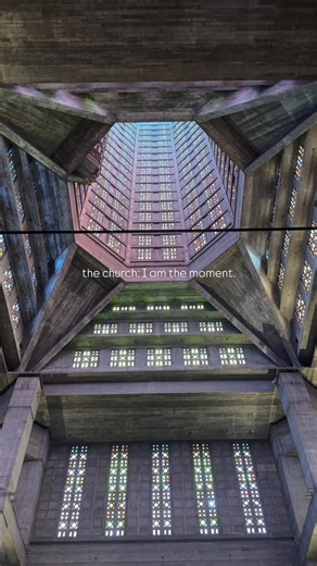 Perret ate. No crumbs. 🔥 An architectural triumph that holds UNESCO World Heritage status. The Église Saint-Joseph was explicitly designed to be a 107-meter high lighthouse and a towering symbol of Le Havre’s rebirth after WWII. It was built to dominate that skyline. It’s a masterclass in the dramatic use of light, color, and raw concrete (béton brut)—the purest form of material honesty. Inside, the light shining through 12,768 colored stained-glass panels creates an overwhelming, almost spirit