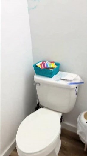 This Over the Toilet shelf gave me so much EXTRA Storage Space! #bathroomorganization #shelving