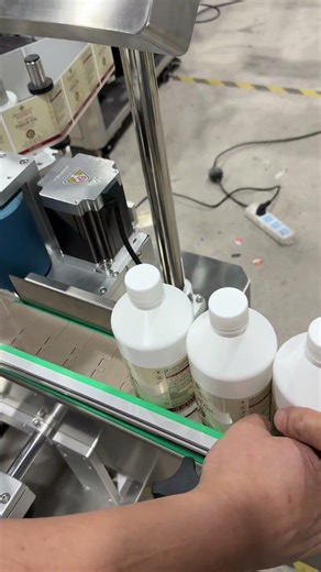 Automatic round bottle labeling machine