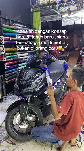 wrapping sticker aerox biru glosy premium ,stiker aerox ,,yg mau pasang sticker bisa ke toko ya ,,tersedia berbagai warna#fyp #variasimotor #sticker #maxdecalpremium