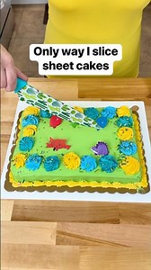 Easy tip for slicing sheet cakes for parties #cakes #birthdaycake #sheetcake #kidsbirthday #party