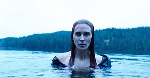 Batwoman saison 3 : Bridget Regan se dévoile en Poison Ivy originale