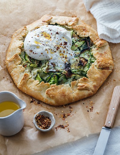 Tarte rustique courgette, burrata, et parmesan pour 6 personnes - Recettes - Elle à Table