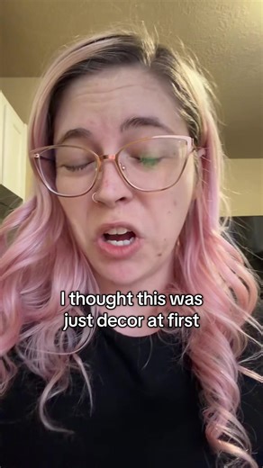 Turns out it’s actually five wooden trivets that fold out when you need them and stack back up into this little tree when you don’t. I keep it on the counter because it looks good, but it’s clutch for hot pans, teapots, or serving dishes without burning the table. Solid wood, super sturdy, and doesn’t feel like one of those flimsy kitchen gadgets. #tiktokshopcreatorpicks #tiktokshop2026 #kitchenfinds #homedecorideas #functionaldecor