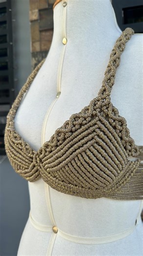 Thalia Vicci | Macramê on Instagram: "Top em macramê + jeans: uma combinação atemporal e leve 🌿 Peças feitas à mão que se adaptam ao dia a dia, trazendo textura, autenticidade e estilo para composições simples. O macramê vai além da decoração ele também veste, conecta e expressa ✨ Qual ocasião você usaria essa combinação? #roupamacramê #macramêvestuário #topmacrame #roupafeitoàmao #viccimacrame"