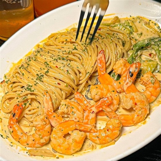 🍤 Creamy Cajun Shrimp Alfredo Pasta 🍝 Spicy, rich, and irresistible — the ultimate comfort food favorite! 📝 Ingredients: 1 lb large shrimp, peeled and deveined 8 oz fettuccine or linguine pasta 2 tbsp butter 1 tbsp olive oil 3 cloves garlic, minced 1 cup heavy cream ½ cup grated Parmesan cheese 1 tsp Cajun seasoning (plus extra to taste) ½ tsp paprika Salt and black pepper, to taste 1 cup broccoli florets (optional) Fresh parsley, chopped (for garnish) 🍴 How to prepare it: 1️⃣ Cook the Pasta