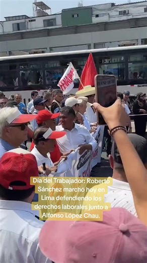 🇵🇪 Día del Trabajador: Roberto Sánchez marchó hoy en Lima defendiendo los derechos laborales junto a Alfonso López Chau. #diadeltrabajo #robertosanchez #alfonsolopezchau